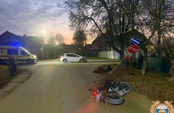 В Твери байкер без прав врезался в «Пежо» Пежо
