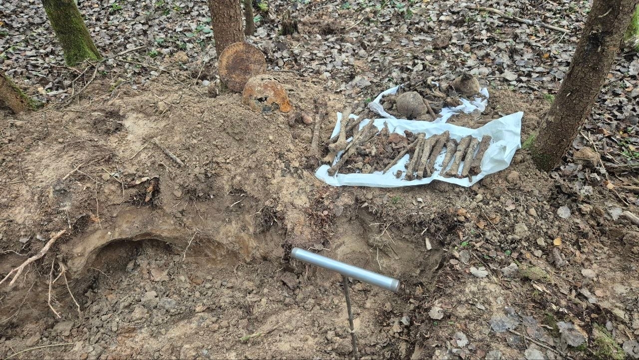 Поисковики Тверской области нашли в воронке останки трех красноармейцев