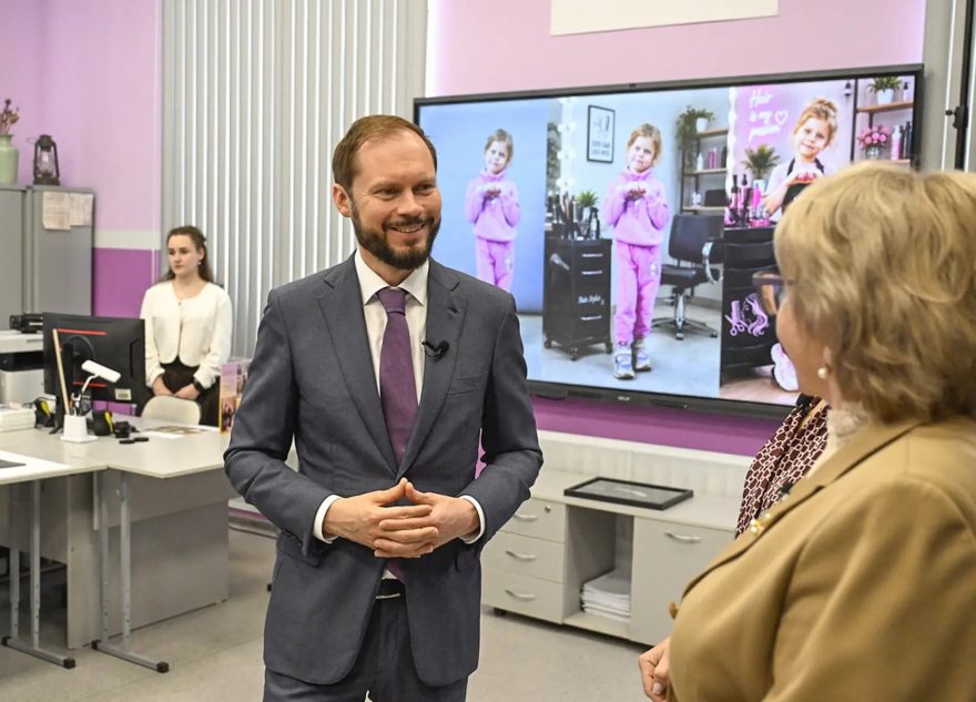 Губернатор Виталий Королев поздравил педагогов, ветеранов, выпускников и студентов колледжей Тверской области