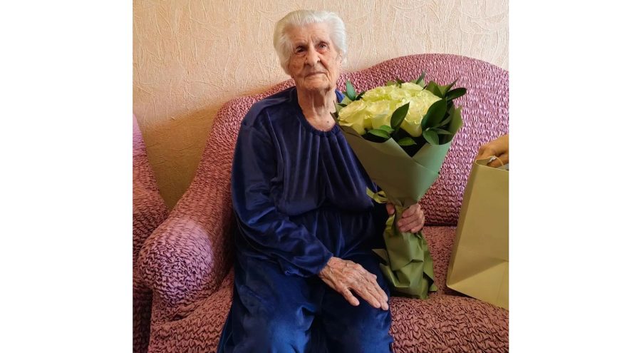 Губернатор Тверской области Виталий Королев поздравил со 100-летием ветерана Анну Домрачеву