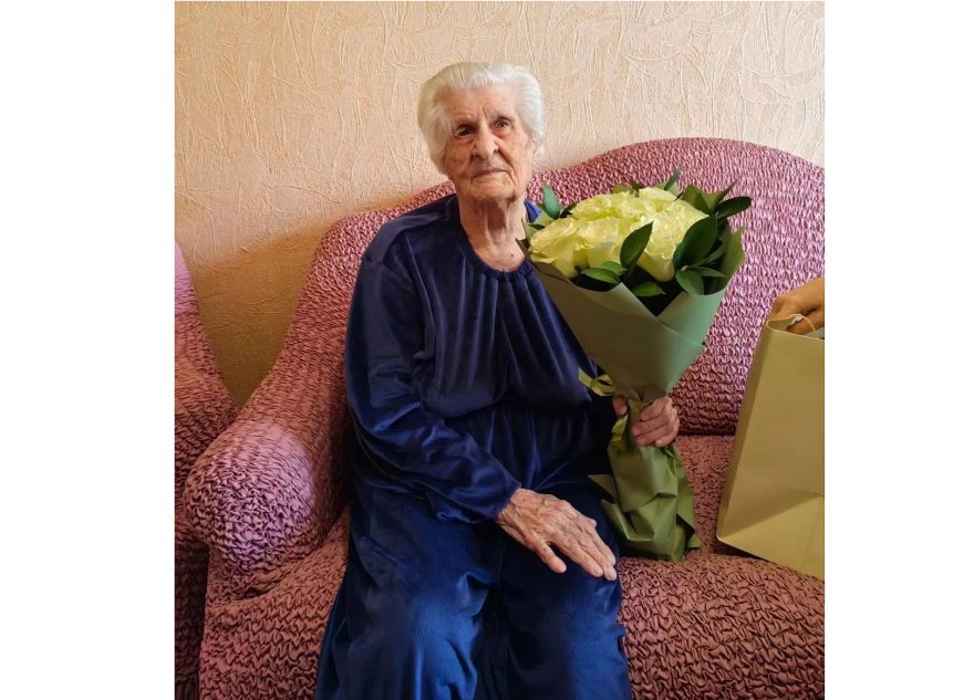 Губернатор Тверской области Виталий Королев поздравил со 100-летием ветерана Анну Домрачеву