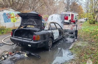 В Твери сгорел легковой автомобиль сгорел