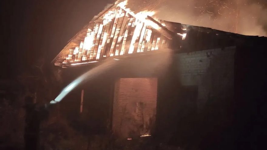 Огонь уничтожил крышу заброшенного строения в Тверской области