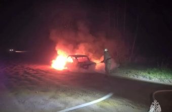 В Тверской области пожарные тушили автомобиль автомобиль