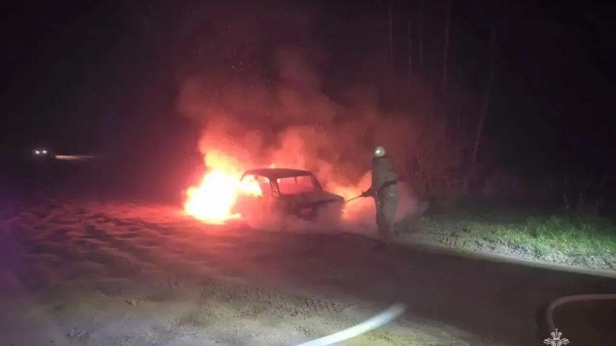 Под Тверью пожарные тушили автомобиль