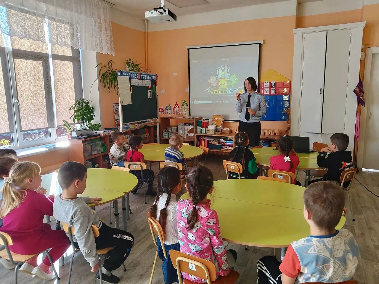 Юным жителям Вышнего Волочка напомнили правила поведения на улице и во дворе