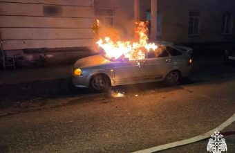 Ночью в Твери загорелся автомобиль загорелся