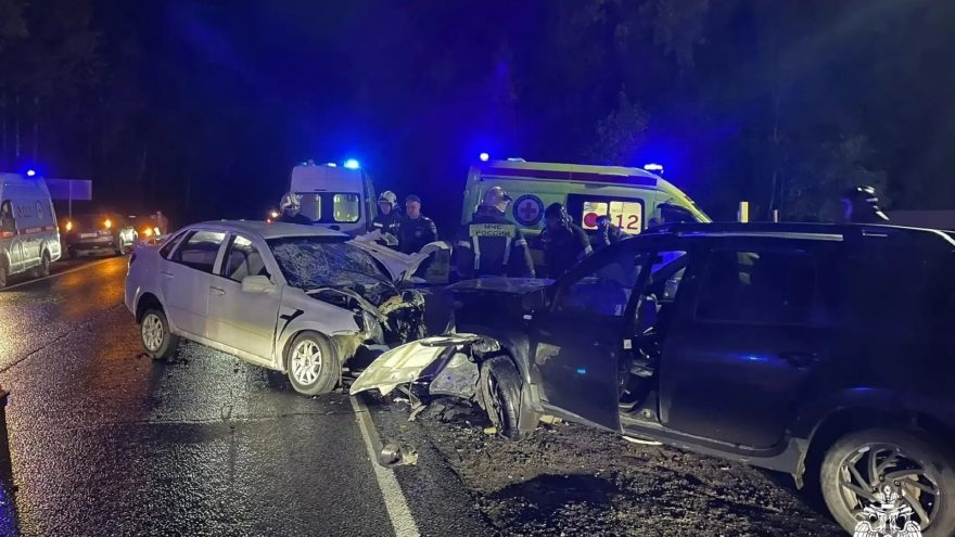 Спасатели деблокировали пострадавших в ДТП в Тверской области