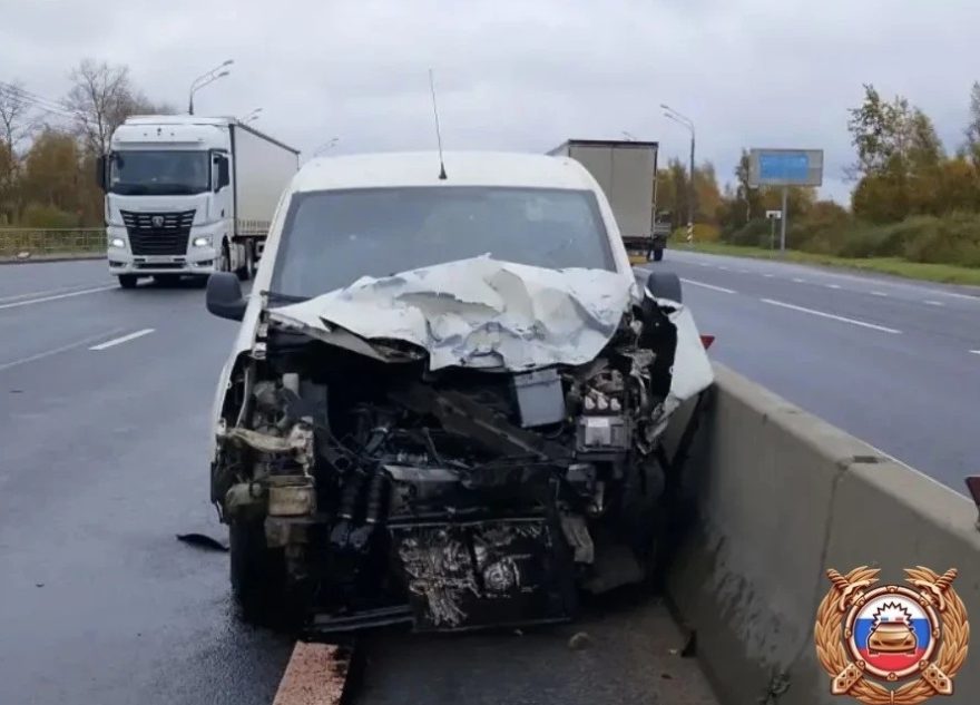 "Пежо" и "Рено" столкнулись на трассе М-10 под Тверью