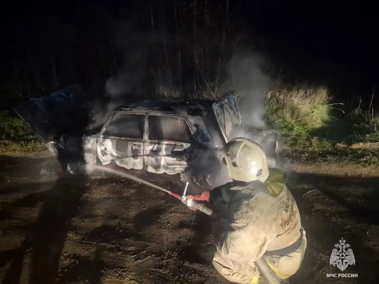 В Тверской области пожарные тушили автомобиль