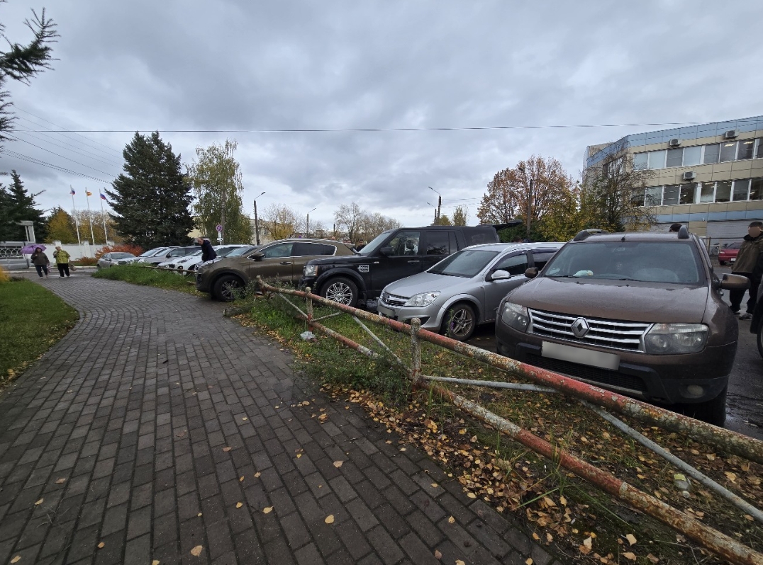 В Твери лихач на Polo повредил 4 припаркованных автомобиля