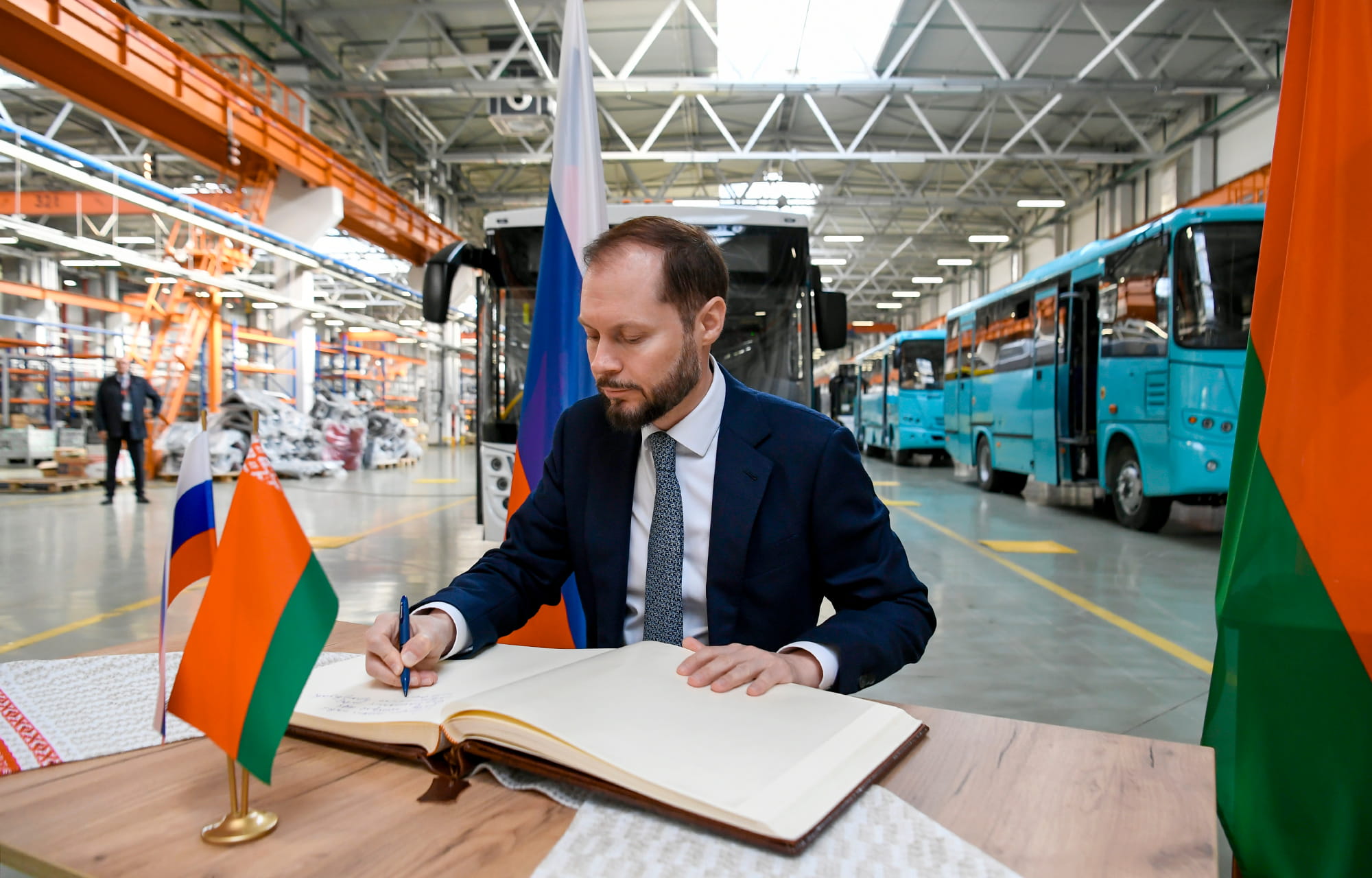 Виталию Королеву представили мощности Минского автомобильного завода