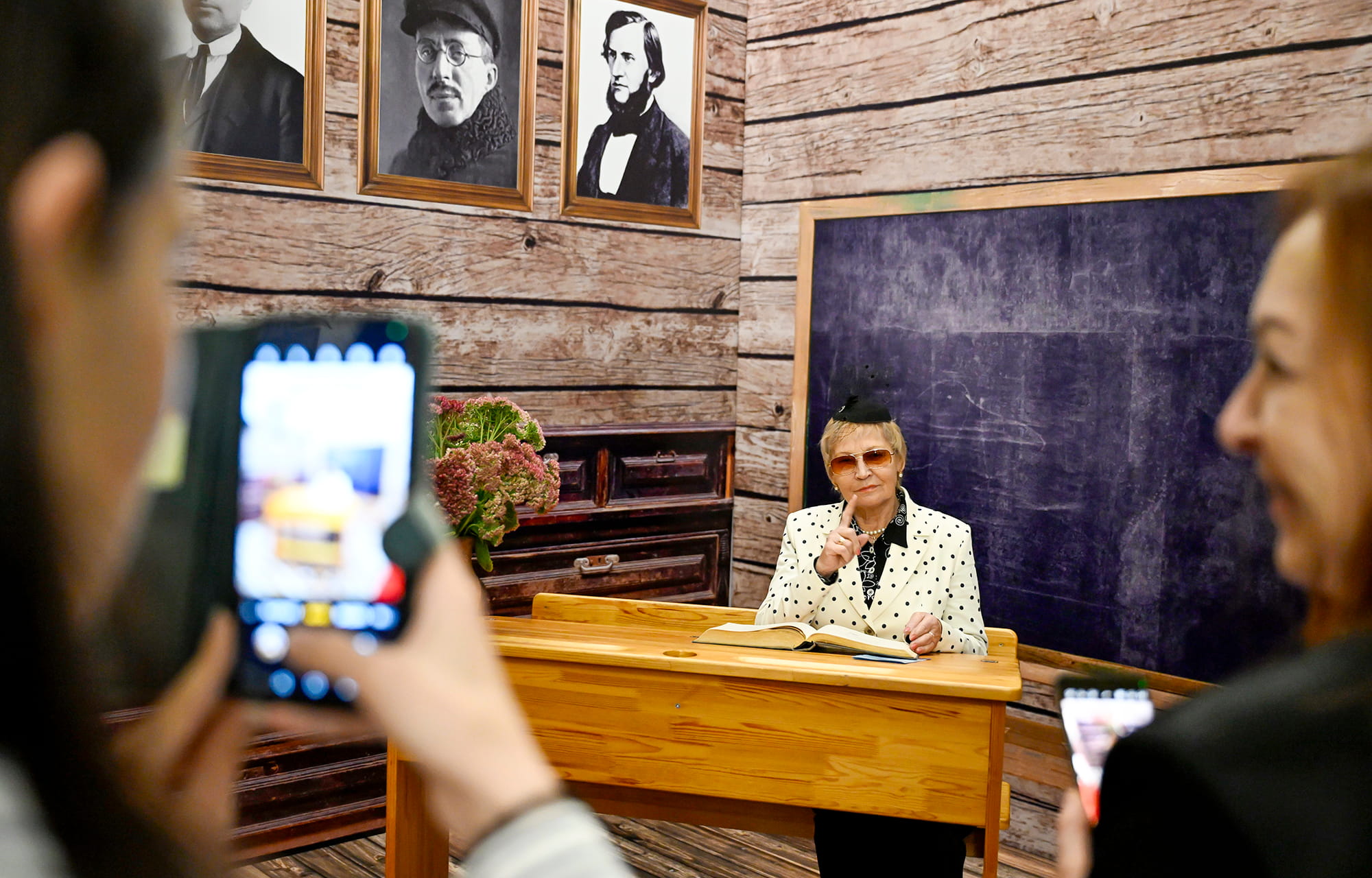 Виталий Королев вручил награды лучшим работникам сферы образования Тверской области