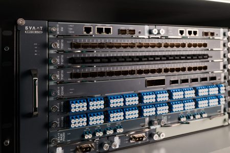 «Ростелеком» завершил разработку высокоскоростной DWDM-системы «БУЛАТ»: оборудование включено в реестр российской промышленной продукции Минпромторга РФ БУЛАТ