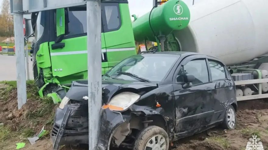 Спасатели ликвидировали последствия ДТП на Октябрьском проспекте в Твери