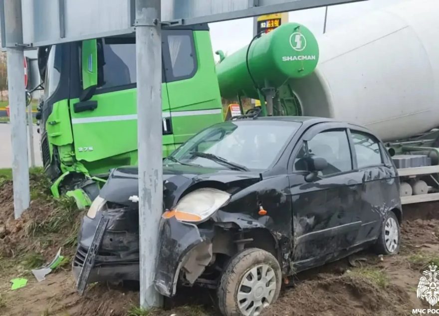 Спасатели ликвидировали последствия ДТП на Октябрьском проспекте в Твери