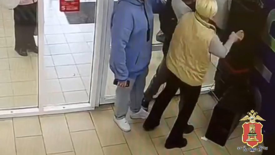 В Тверской области работница магазина помогла полицейским задержать грабителя