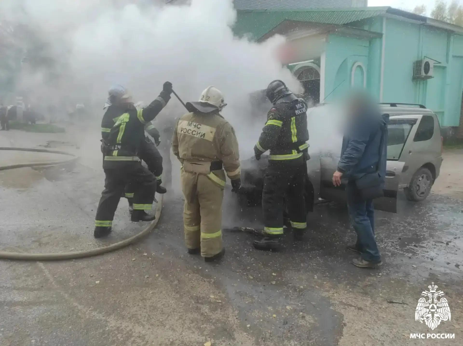 В Тверской области потушили горящий автомобиль