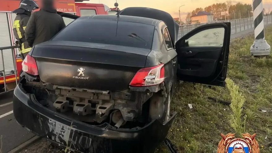 В Тверской области на М-10 иномарка врезалась в отбойник