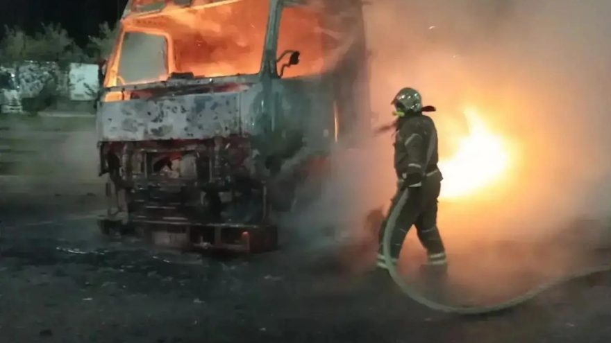 В Тверской области потушили горящий грузовик