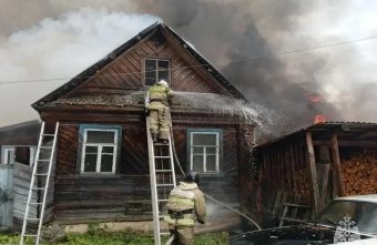 В деревне Тверской области загорелся жилой дом Тверской