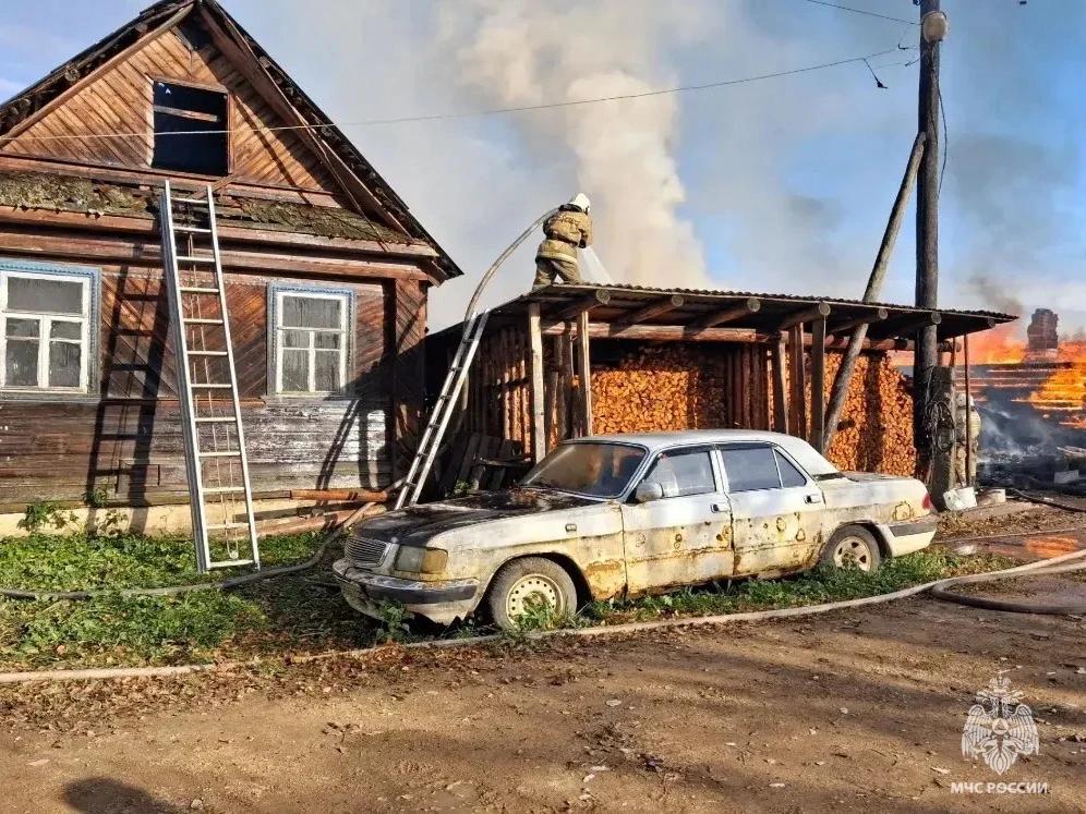 В деревне Тверской области загорелся жилой дом