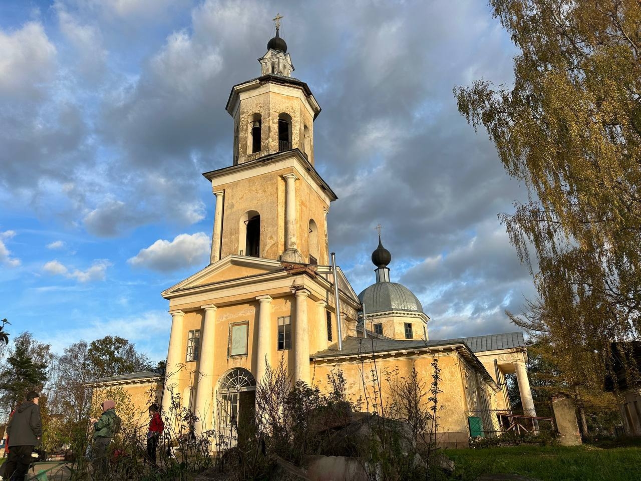 В Тверской области спасают уцелевшие фрагменты старинного иконостаса