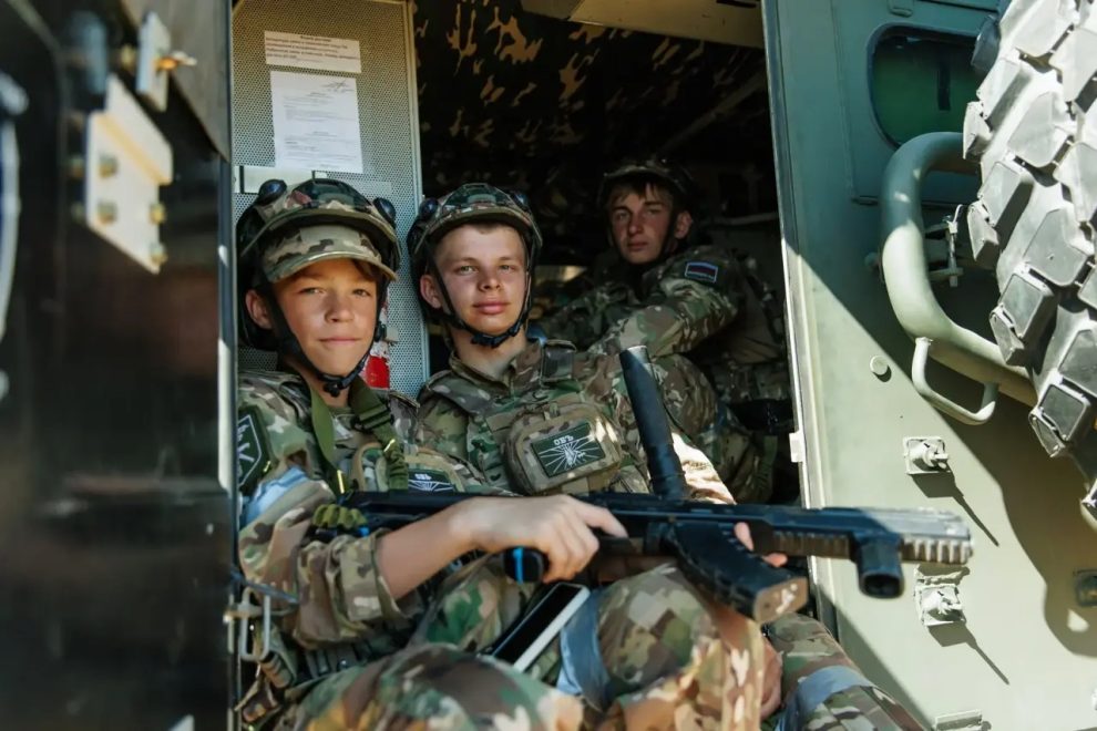 По каким правилам теперь играют в «Зарницу» и чему учатся школьники из Бологое