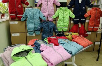 Подарок детям и семьям Верхневолжья: швейное производство «Краснохолмск» в преддверии зимы подготовило около 700 теплых комбинезонов для малышей Подарок детям и семьям Верхневолжья: швейное производство «Краснохолмск» в преддверии зимы подготовило около 700 теплых комбинезонов для малышей