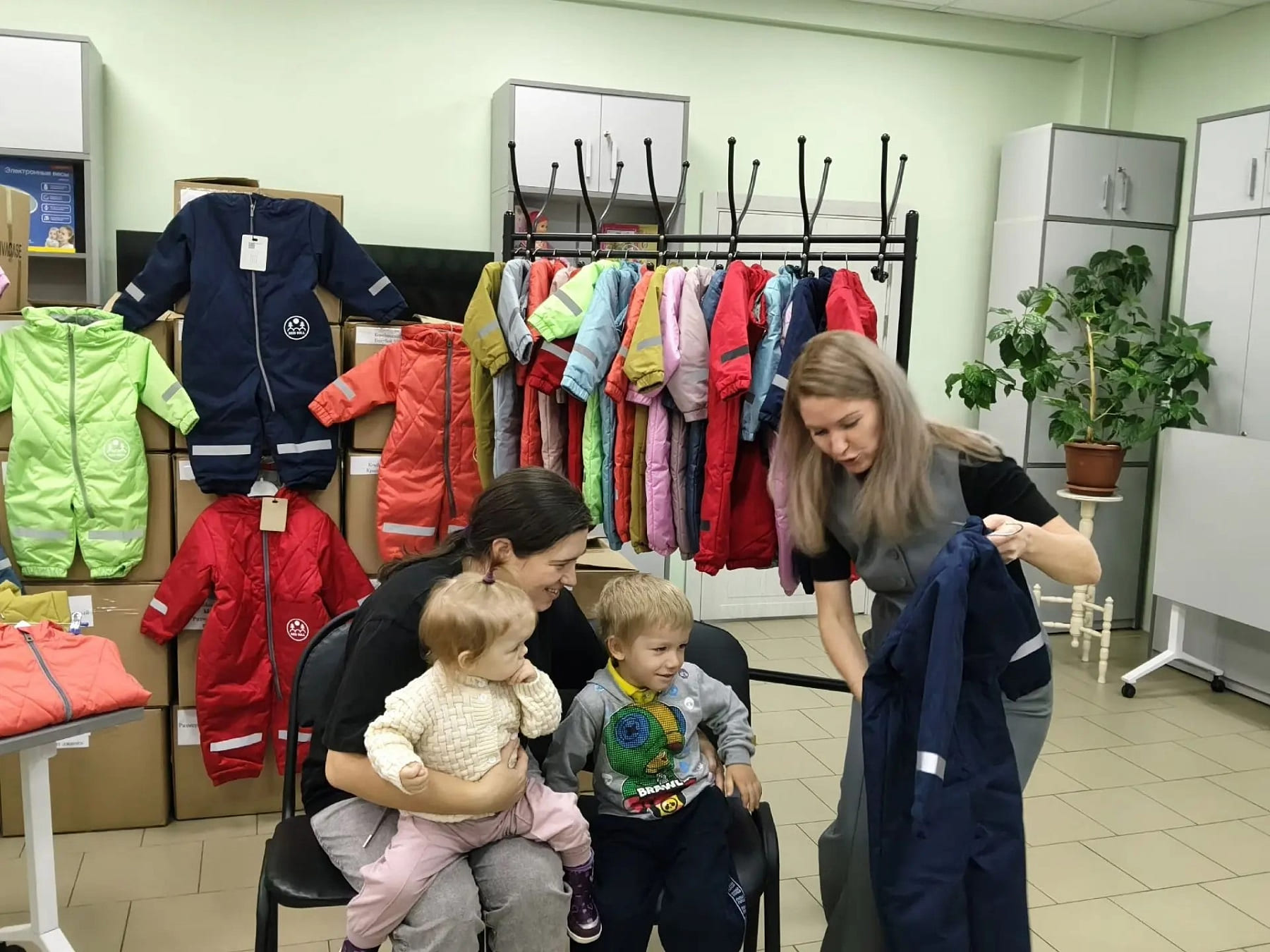 Подарок детям и семьям Верхневолжья: швейное производство «Краснохолмск» в преддверии зимы подготовило около 700 теплых комбинезонов для малышей